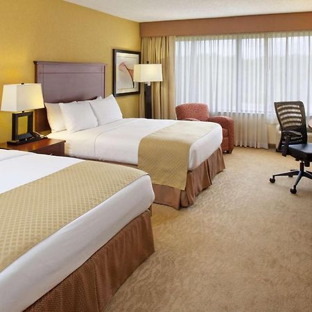 Doubletree By Hilton Fayetteville Buitenkant foto