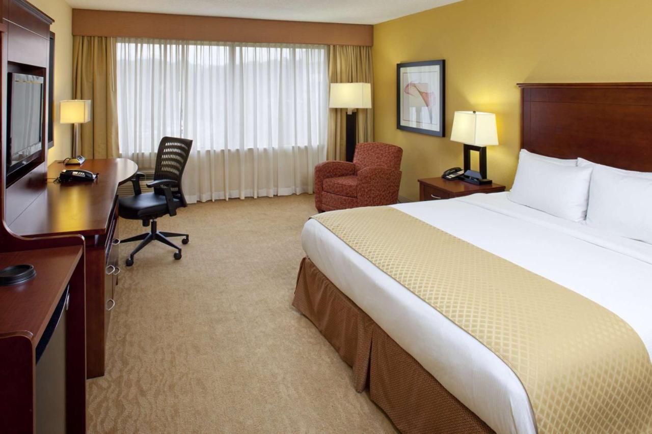 Doubletree By Hilton Fayetteville Buitenkant foto