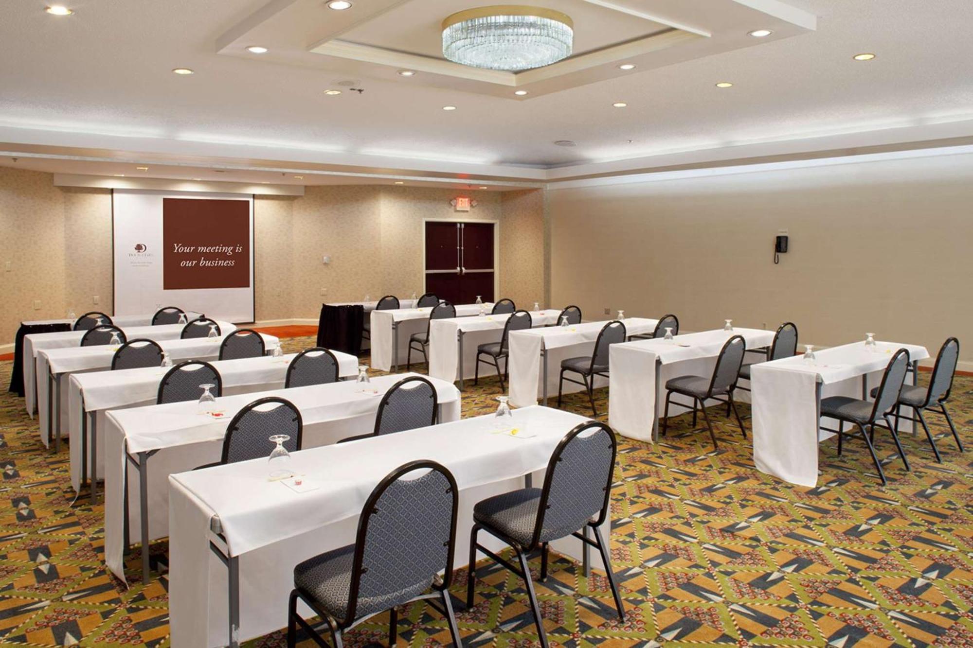 Doubletree By Hilton Fayetteville Buitenkant foto